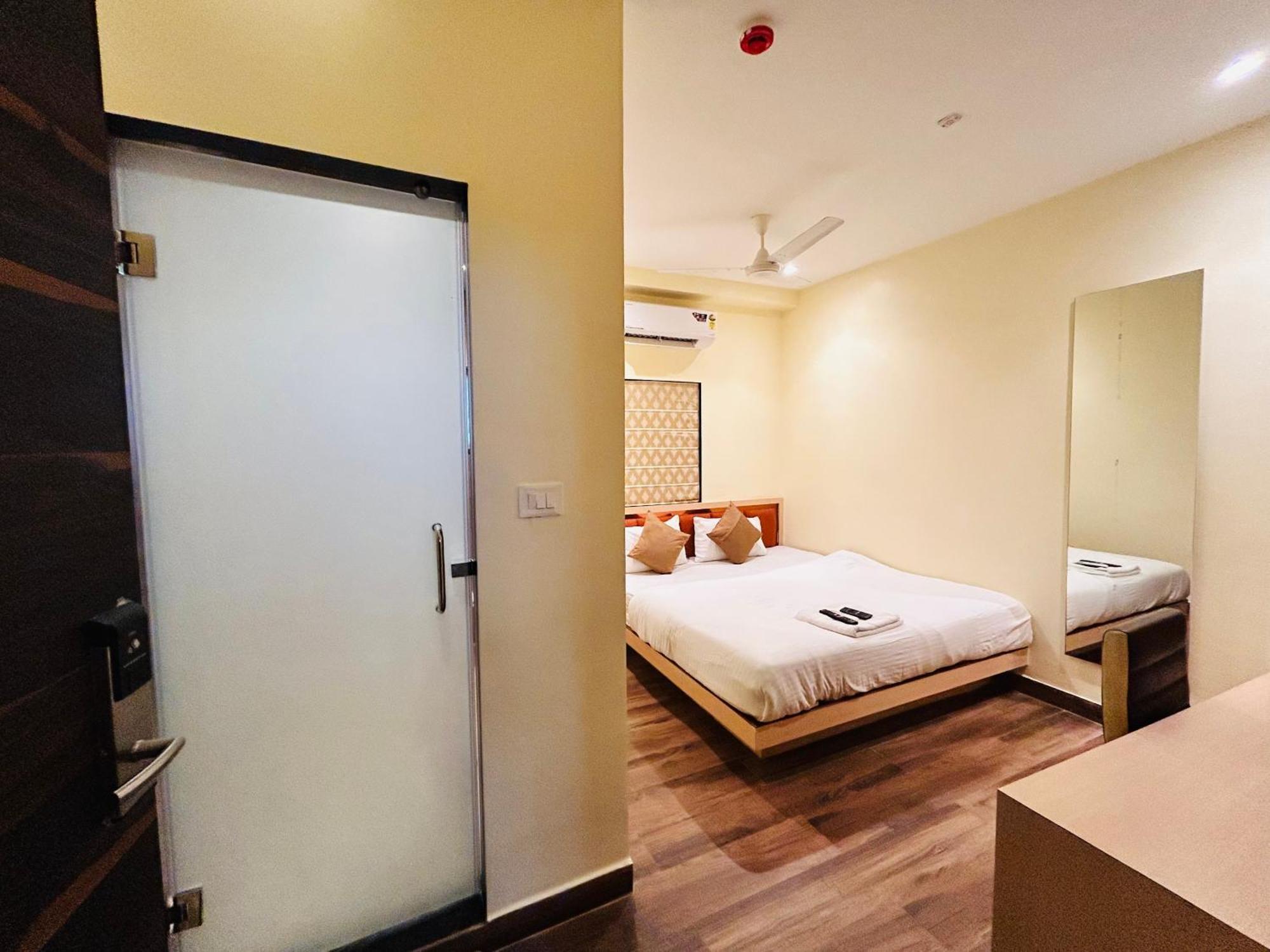 Golden Square - Kolkata Airport Hotell Exteriör bild