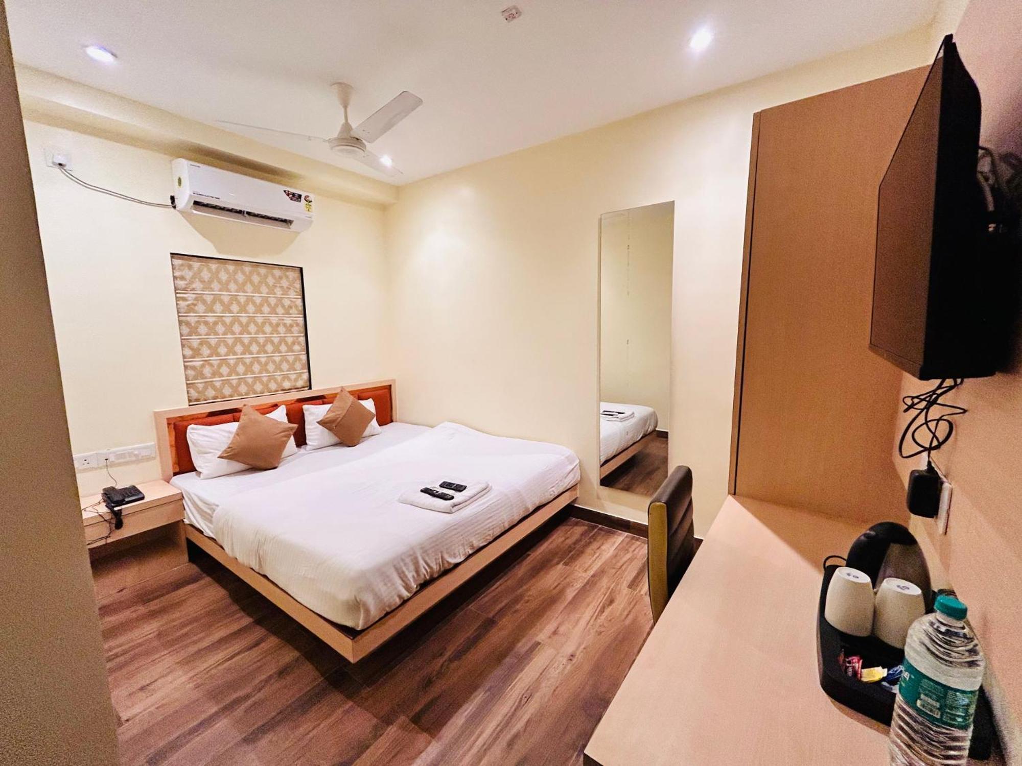 Golden Square - Kolkata Airport Hotell Exteriör bild